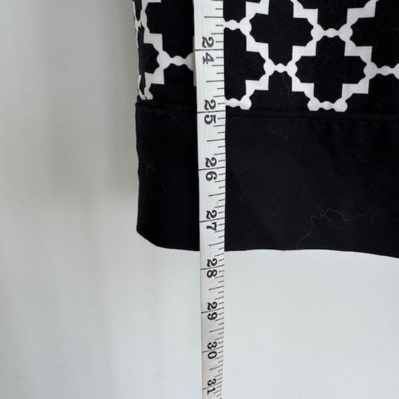 White House black market sheath dress in black and white pattern - Picture 5 of 7